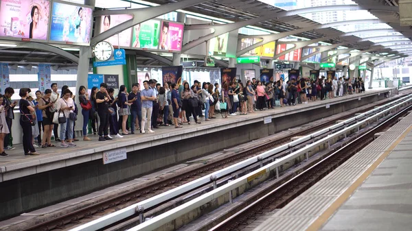 Multidão Passageiros Espera Embarcar Trem Plataforma Estação Bangkok Tailândia Junho — Fotografia de Stock