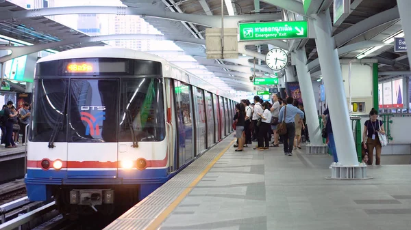 Τρένο Αναχωρεί Από Σταθμό Τηλεφακό Shot Μπανγκόκ Ταϊλάνδη Ιούνιος 2018 — Φωτογραφία Αρχείου