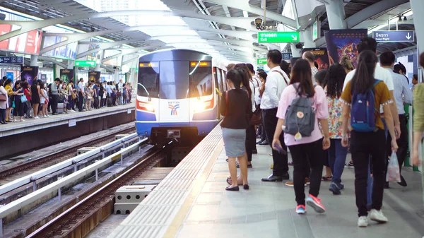 Tåget Anländer Till Stationen Passager Människor Bangkok Thailand Juni 2018 — Stockfoto