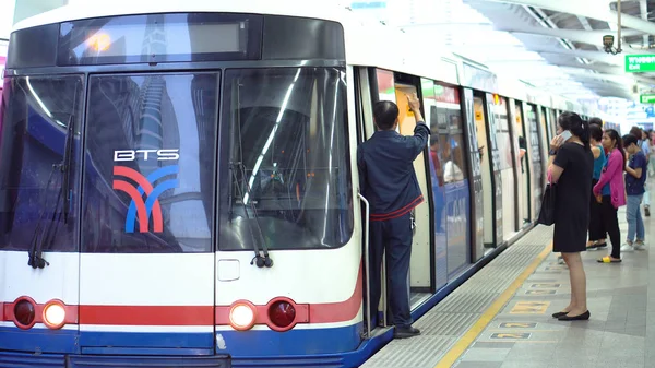 Yakın veren sinyal kapı ve Haziran, 2018 - Bangkok, Tayland - yola tren sürücüsü