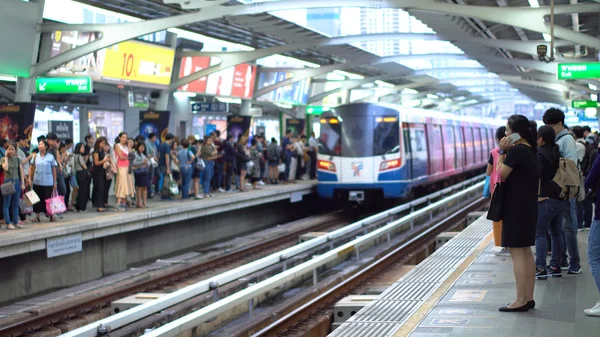 Mängden Pendlare Väntar Tåg Bangkok Thailand Juni 2018 — Stockfoto