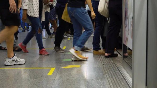 Comutadores Esperando Estação Metro Banguecoque Tailândia Junho 2018 — Fotografia de Stock