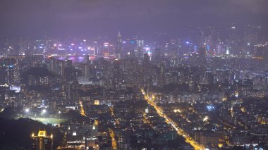 Hong Kong Skyline ve ışık geceleri uzaktan göster