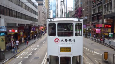 Hong Kong - Hong Kong - işlek cadde Nisan, 2018 sürüş tramvay