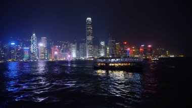 Hong Kong Adası manzarası yıldız ile gece feribot girerek Harbour
