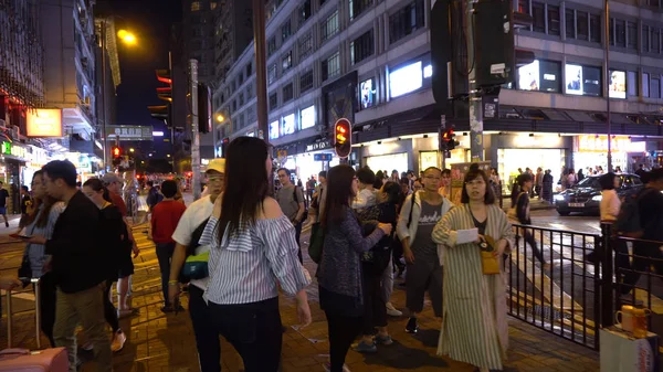 İnsanlar Downtwon Hong Kong'da geceleri - Nisan, 2018