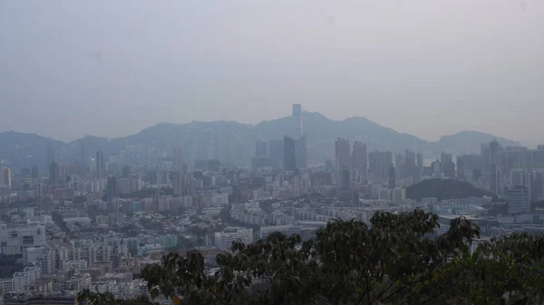 Hong Kong yukarıda da görüleceği doğa ile Skyline