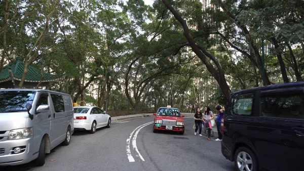 Nisan, 2018 Road - Hong Kong - her iki tarafta park etmiş arabalar