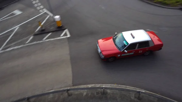 İkonik kırmızı Hong Kong taksi trafik daire - Nisan, 2018
