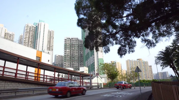 Два Знаковых Красных Гонконгских Такси Проезжают Мимо — стоковое фото