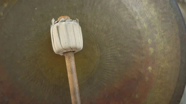 Gong Wtih çekiç - Hong Kong - Nisan, 2018 isabet