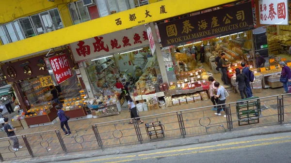 İnsanlar sokaklarda Hong Kong - Nisan, 2018