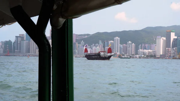 Aqua diğer tekne - Hong Kong - Nisan, 2018 görülen Luna kırmızı önemsiz yelkende