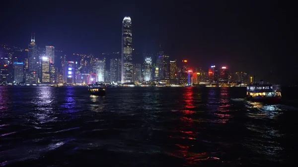Hong Kong Star Feribotu'na bırakarak ve girerek Victoria Limanı Hong Kong Adası manzarası ile gece arkasında - Hong Kong - Nisan, 2018