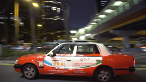 Hong Kong - Nisan, 2018 ikonik kırmızı taksi