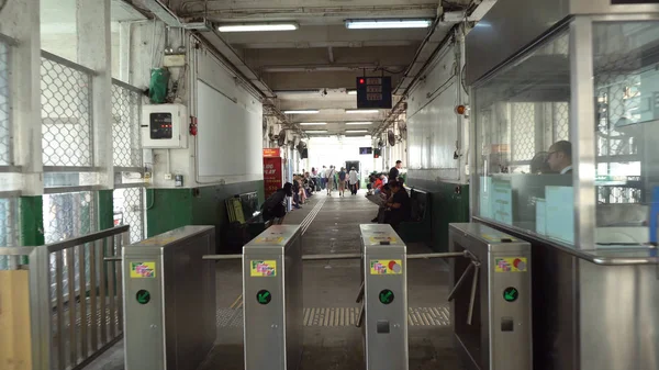 Caminhando Por Turngate Usando Ingressos Star Ferry Harbour Hong Kong — Fotografia de Stock