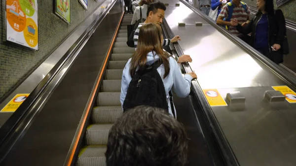 与市民往上火车站的自动扶梯 2018年4月 — 图库照片
