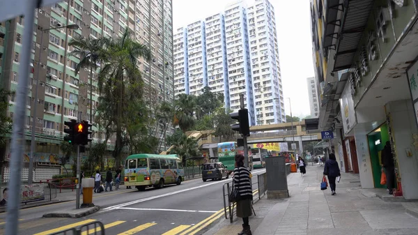 Mujer Esperando Cruce Para Que Semáforo Vuelva Verde Hong Kong Fotos de stock libres de derechos