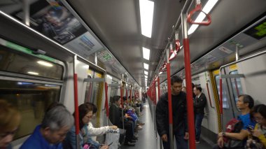 Hong Kong - Nisan, 2018 banliyö tren içinde yürüyüş