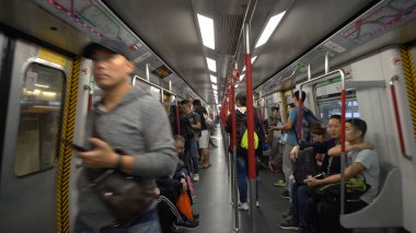 Hong Kong - Nisan, 2018 banliyö tren içinde yürüyüş