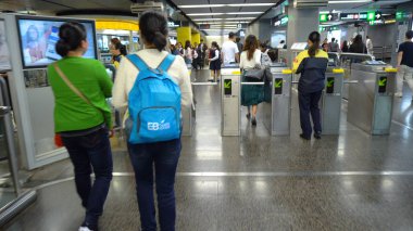Yürürken Turngates Check Point Mtr metro Metro çıkışında - Hong Kong - Nisan, 2018