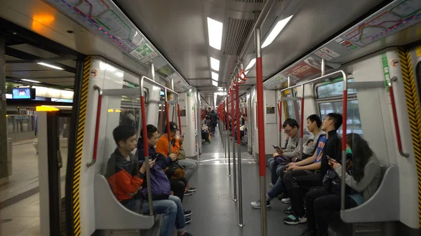 在香港的通勤列车内穿行 2018年4月 — 图库照片