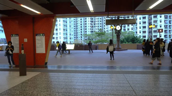 Uscire Dalla Stazione Ferroviaria Hong Kong Aprile 2018 — Foto Stock