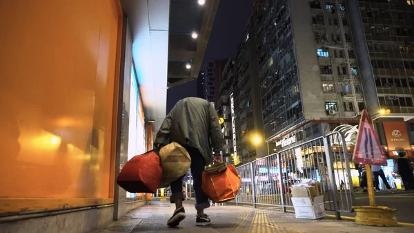 -Hong Kong - Nisan, 2018 yürüyen eski zavallı evsiz adam