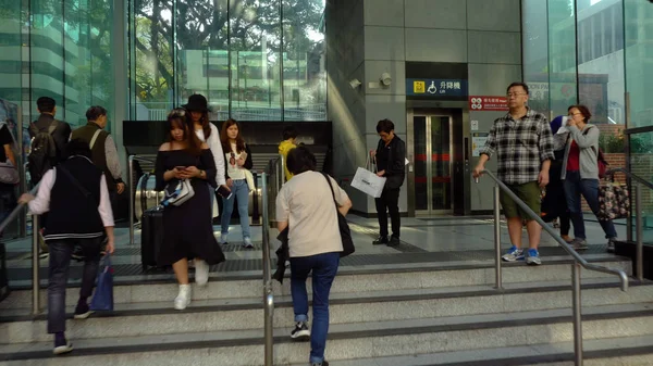 Entrando Estação Metro Centro Ocupado Com Muitas Pessoas Hong Kong — Fotografia de Stock