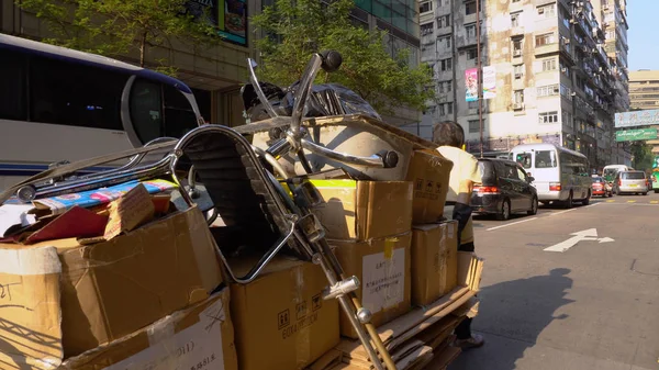 Çöp ve karton sokaklarında Hong Kong - Nisan, 2018 dolu sepeti çekerek kadın
