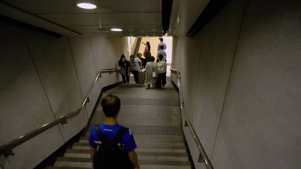 Merdivenlerden metro Metro istasyonundan - Hong Kong - Nisan, 2018