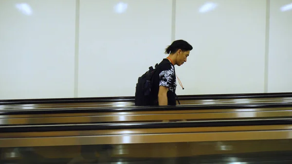 Homem Com Pressa Andando Airprot Vista Lateral Hong Kong Abril — Fotografia de Stock