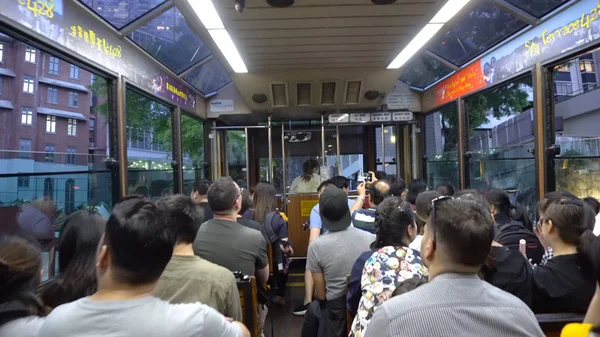 Туристы Внутри Старого Иконопика Трамвай Деревянными Местами Гонконг Апрель 2018 — стоковое фото