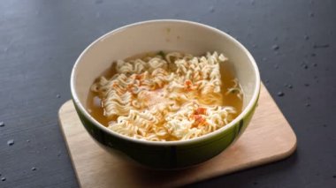 Sıkıcı Instant Ramen için Sebzeler ve yumurta ekleme