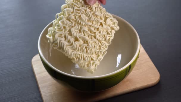 Colocando Ramen instantâneo na tigela e adicionando tempero — Vídeo de Stock