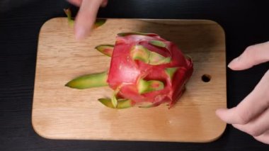 Küçük Parçalar halinde Tüm Dragon Meyve Kesme