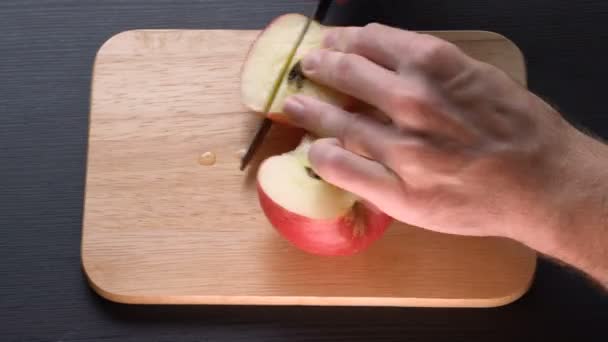 Сроки разрезания красного яблока на куски — стоковое видео