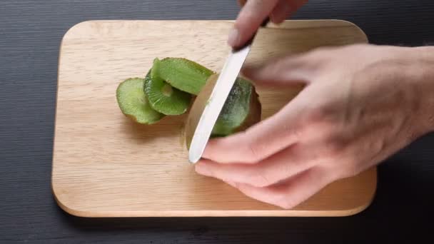 Аматорське нарізання Kiwi фруктів на шматочки — стокове відео