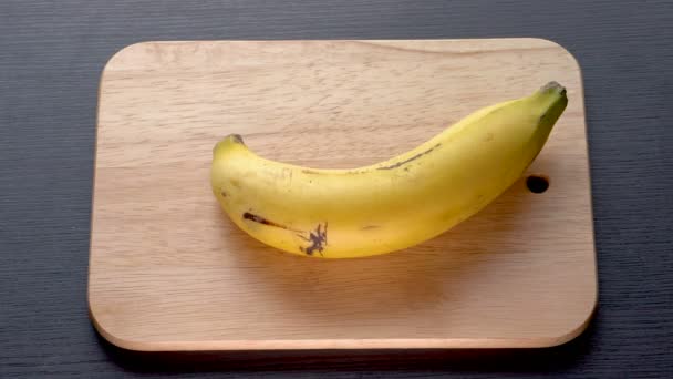 Stop Motion Timelapse Plátano pelado y cortado en pedazos — Vídeo de stock