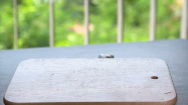 Masaya Düşen Sırlı Donut, Sonra El Kapma Donut