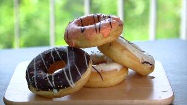 Tabaktan Bir Donut Alarak El