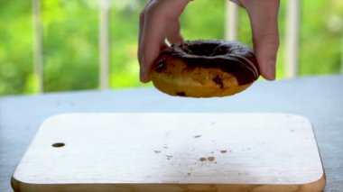 El Bırakarak İğrenç Görünümlü Sağlıksız Çikolata Donut Masa Yavaş Hareket