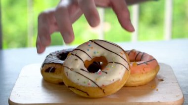 Man Ağızda Birden Fazla Donuts Shoving ve İğrenç Bir Şekilde Abur Cubur Yeme