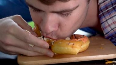 Yalama Donut ve İğrenç Bir Şekilde Abur Cubur Yeme