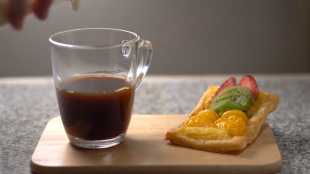 Hacer café con leche y verter leche en la taza de café en casa en la cocina — Vídeos de Stock