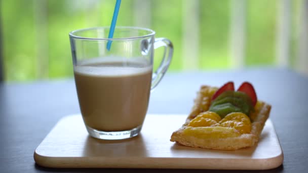 Poner paja en una taza de café helado — Vídeos de Stock