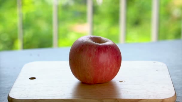 Apuñalar a Apple con cuchillo de cámara lenta — Vídeos de Stock