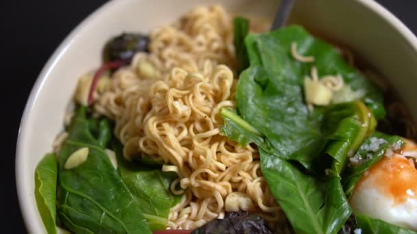 Vegetarisk ramen nudelsoppa med grönsaker och ägg — Stockvideo