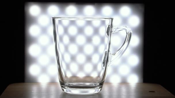 Залить ледяной чай в подсветке стеклянный кубок медленное движение — стоковое видео