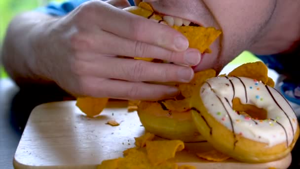 Hombre comiendo comida chatarra malsana de una manera repugnante — Vídeos de Stock